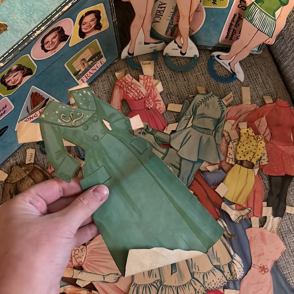 Vintage Lennon Sisters Traveling Case w/ 3 Dolls, Stands, 41 Costumes/Accesories - Picture 7 of 16